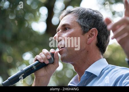 Austin, Texas, USA. Juni 2021. Fast eintausend texanische Demokraten, darunter der ehemalige Kongressabgeordnete und Präsidentschaftskandidat BETO O'ROURKE, versammelten sich vor dem State Capitol, um die im Kongress festgefahrenen Wahlrechtsentwürfe zu unterstützen und die republikanischen Bemühungen zu vereiteln, die Wählerregistrierung und den Zugang zu den Umfragen zu verhindern. Quelle: Bob Daemmrich/ZUMA Wire/Alamy Live News Stockfoto