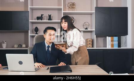 Täglicher Arbeitsprozess, Sekretärin mit Tablet-Dokumente Frau, die Finanzberichte erstellt, die den Kontostand berechnet oder überprüft, an den Manager Administrator-Bus Stockfoto