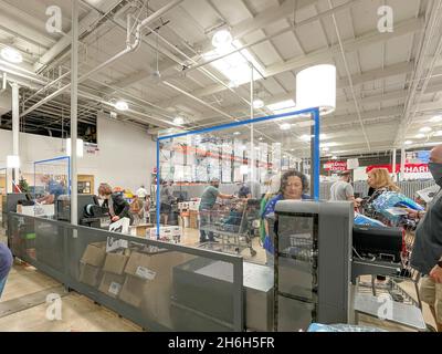 Selbstabfertigung im Costco Wholesale. Stockfoto