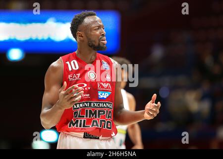 14. November 2021, Assago (Mailand, Italien: Italien, Mailand, 14 2021. november: Jerian Grant (Armani Milan Guard) verärgert wegen eines Schiedsrichteranrufs während des Basketballspiels AX ARMANI EXCHANGE MILAN gegen UNAHOTELS REGGIO EMILIA, Lega Basket A im Mediolanum Forum (Bildquelle: © Fabrizio Andrea Bertani/Pacific Press via ZUMA Press Wire) Stockfoto