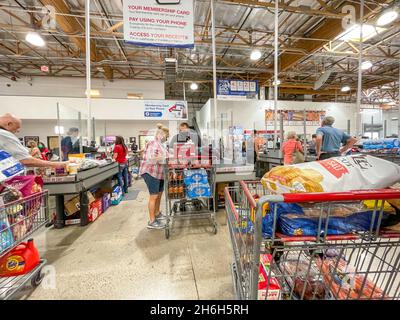 Mitarbeiter an der Kasse bei Costco Wholesale. Stockfoto