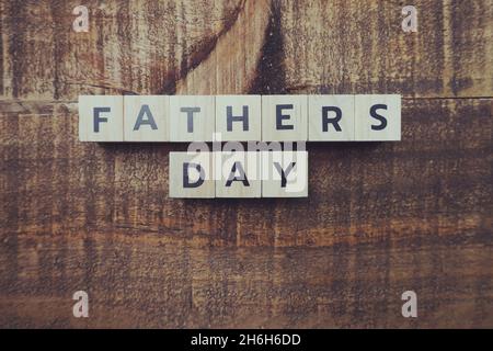 Vatertag Alphabet Buchstaben auf Holzhintergrund Stockfoto