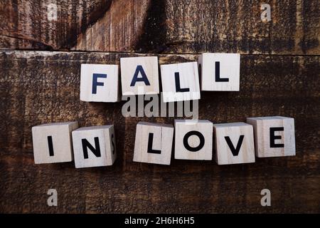 Verlieben Sie sich Alphabet Buchstaben auf Holzhintergrund Stockfoto