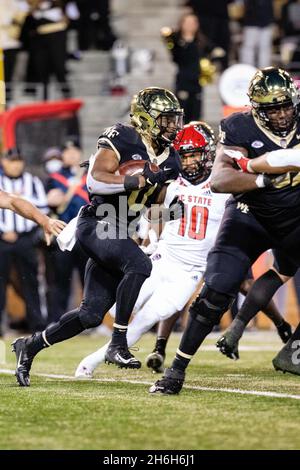 13. November 2021:Wake Forest Demon Deacons laufen zurück Christian Turner (0) läuft während des ACC-Fußballmatchup im Truist Field in Winston-Salem, NC, auf den ersten Down im zweiten Quartal gegen den North Carolina State Wolfpack. (Scott Kinser/Cal Sport Media) Stockfoto