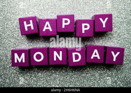 Happy Monday Alphabet Brief auf Glitzer-Hintergrund Stockfoto