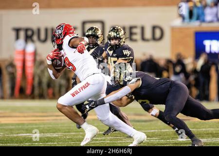13. November 2021: North Carolina State Wolfpack Wide Receiver C.J. Riley (19) wird während des dritten Quartals des ACC-Fußballmatches im Truist Field in Winston-Salem, NC, von Wake Forest Demon Deacons Linienbacker Ryan Smenda Jr. (5) ergriffen. (Scott Kinser/Cal Sport Media) Stockfoto