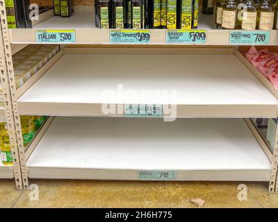 Leere Regale bei Trader Joe's aufgrund von Problemen in der Lieferkette. Stockfoto