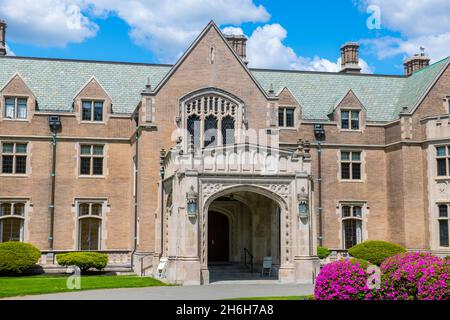 Loren Towle Estate ist ein historisches Anwesen, das 1920 in der 785 Center Street im Dorf Newton Center, Massachusetts, USA, erbaut wurde. Jetzt ist dieses Gebäude Ne Stockfoto