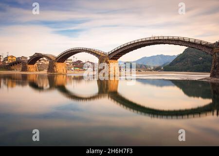 Iwakuni, Yamaguchi, Japan in der Kintaikyo Brücke über den Nishiki Fluss in der Dämmerung. Stockfoto