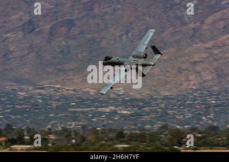 Die Desert Lightning Team (DLT) Combat Search and Rescue Demonstration, mit zwei A-10C Thunderbolt IIS, führt eine realistische CSAR Demo während der 2021 Thunder and Lightning over Arizona Air Show und Open House auf der Davis-Monthan Air Force Base, Arizona, am 6. November 2021 durch. DM ist die Heimat der 563. Rettungsgruppe, die für die Rettung verantwortlich ist, mit einem HC-130J Combat King II Squadron, HH-60G Pave Hawk Squadron, Pararescue Squadrons, Wartungsgeschwadern und einem Operations Support Squadron. (USA Foto der Luftwaffe von Staff Sgt. Kristine Legate) Stockfoto