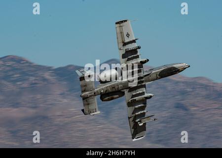 Die Desert Lightning Team (DLT) Combat Search and Rescue Demonstration, mit zwei A-10C Thunderbolt IIS, führt eine realistische CSAR Demo während der 2021 Thunder and Lightning over Arizona Air Show und Open House auf der Davis-Monthan Air Force Base, Arizona, am 6. November 2021 durch. DM ist die Heimat der 563. Rettungsgruppe, die für die Rettung verantwortlich ist, mit einem HC-130J Combat King II Squadron, HH-60G Pave Hawk Squadron, Pararescue Squadrons, Wartungsgeschwadern und einem Operations Support Squadron. (USA Foto der Luftwaffe von Staff Sgt. Kristine Legate) Stockfoto