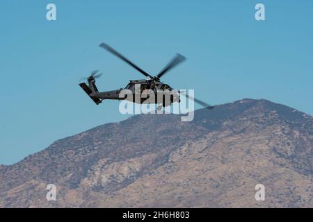 Die Desert Lightning Team (DLT) Combat Search and Rescue Demonstration mit zwei HH-60W Pave Hawks führt während der Thunder and Lightning over Arizona Air Show und Open House 2021 auf der Davis-Monthan Air Force Base, Arizona, am 6. November 2021 eine realistische CSAR-Demo durch. DM ist die Heimat der 563. Rettungsgruppe, die für die Rettung verantwortlich ist, mit einem HC-130J Combat King II Squadron, HH-60G Pave Hawk Squadron, Pararescue Squadrons, Wartungsgeschwadern und einem Operations Support Squadron. (USA Foto der Luftwaffe von Staff Sgt. Kristine Legate) Stockfoto