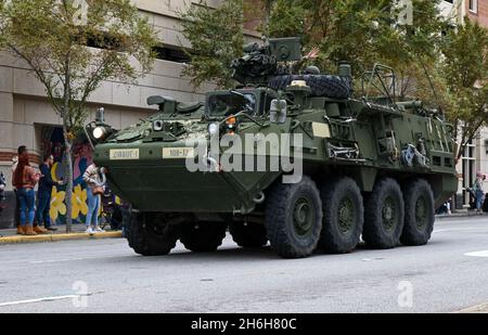 Soldaten der US Army National Guard nehmen zusammen mit der 108. Chemical Company an der jährlichen Parade zum Veterans Day am 11. November 2021 in Columbia, South Carolina, mit einem Stryker Teil. Die South Carolina National Guard ist eine gemeindebasierte Organisation und nimmt an Gemeindeveranstaltungen Teil, um den Soldaten, den Luftmännern und den Fähigkeiten der Organisation Sichtbarkeit zu verschaffen. (USA Foto der Armee-Nationalgarde von Sgt. Tim Andrews) Stockfoto