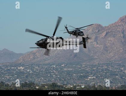 Die Desert Lightning Team (DLT) Combat Search and Rescue Demonstration mit zwei HH-60W Pave Hawks führt während der Thunder and Lightning over Arizona Air Show und Open House 2021 auf der Davis-Monthan Air Force Base, Arizona, am 6. November 2021 eine realistische CSAR-Demo durch. DM ist die Heimat der 563. Rettungsgruppe, die für die Rettung verantwortlich ist, mit einem HC-130J Combat King II Squadron, HH-60G Pave Hawk Squadron, Pararescue Squadrons, Wartungsgeschwadern und einem Operations Support Squadron. (USA Foto der Luftwaffe von Staff Sgt. Kristine Legate) Stockfoto