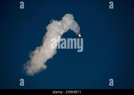 Eine SpaceX Falcon 9-Rakete startet vom Space Launch Complex 40 auf der Cape Canaveral Space Force Station, Florida, 13. November 2021. Die Rakete wird 53 Starlink-Satelliten in die Umlaufbahn befördern. Stockfoto