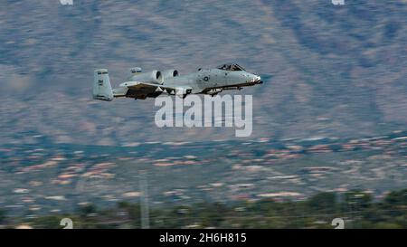 Die Desert Lightning Team (DLT) Combat Search and Rescue Demonstration, mit zwei A-10C Thunderbolt IIS, führt eine realistische CSAR Demo während der 2021 Thunder and Lightning over Arizona Air Show und Open House auf der Davis-Monthan Air Force Base, Arizona, am 6. November 2021 durch. DM ist die Heimat der 563. Rettungsgruppe, die für die Rettung verantwortlich ist, mit einem HC-130J Combat King II Squadron, HH-60G Pave Hawk Squadron, Pararescue Squadrons, Wartungsgeschwadern und einem Operations Support Squadron. (USA Foto der Luftwaffe von Staff Sgt. Kristine Legate) Stockfoto