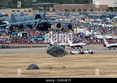 Pararescuemen, Teil der Desert Lightning Team (DLT) Combat Search and Rescue Demonstration, Fallschirm aus einem HC-130J Combat King II während der 2021 Thunder and Lightning over Arizona Air Show und Open House auf der Davis-Monthan Air Force Base, Arizona, 6. November 2021. DM ist die Heimat der 563. Rettungsgruppe, die für die Rettung verantwortlich ist, mit einem HC-130J Combat King II Squadron, HH-60G Pave Hawk Squadron, Pararescue Squadrons, Wartungsgeschwadern und einem Operations Support Squadron. (USA Foto der Luftwaffe von Staff Sgt. Kristine Legate) Stockfoto