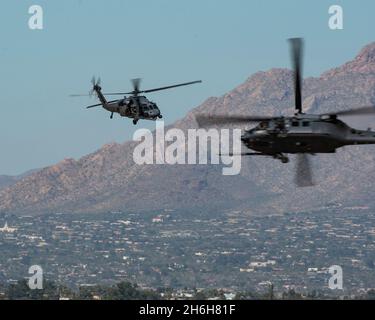 Die Desert Lightning Team (DLT) Combat Search and Rescue Demonstration mit zwei HH-60W Pave Hawks führt während der Thunder and Lightning over Arizona Air Show und Open House 2021 auf der Davis-Monthan Air Force Base, Arizona, am 6. November 2021 eine realistische CSAR-Demo durch. DM ist die Heimat der 563. Rettungsgruppe, die für die Rettung verantwortlich ist, mit einem HC-130J Combat King II Squadron, HH-60G Pave Hawk Squadron, Pararescue Squadrons, Wartungsgeschwadern und einem Operations Support Squadron. (USA Foto der Luftwaffe von Staff Sgt. Kristine Legate) Stockfoto