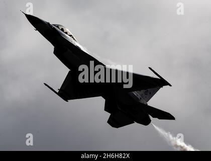 Maj. Michelle Curran, US Air Force Thunderbirds Lead Solo Pilot, führt auf der California International Air Show, Salinas, Kalifornien, am 30. Oktober 2021 ein Zeitlupe-Manöver durch. Die Thunderbirds traten auf der Show zusammen mit dem F-35A Lightning II Demonstrationsteam der US Air Force und dem F-35C Demonstrationsteam der US Navy auf. (USA Luftwaffe Foto von Capt. Kip Sumner) Stockfoto