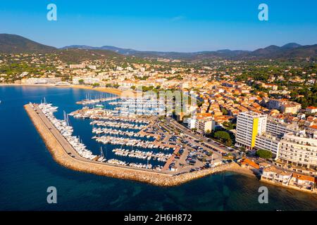 Sommeransicht der französischen Küstenstadt Sainte-Maxime an der Mittelmeerküste Stockfoto