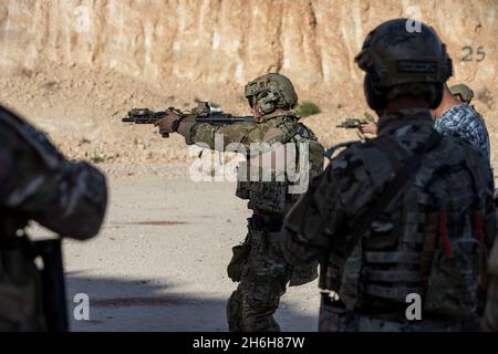 Ein Soldat der 5. Special Forces Group demonstriert die richtige Technik für eine Kampfübung im Rahmen eines Joint Combined Exchange Training (JCET) im Zarqu Training Area, Jordanien, 9. November 2021. Die mehrwöchige JCET, die mit der jordanischen 1. Kompanie, 101. Spezialeinsatzbrigade durchgeführt wird, wird verschiedene Schießtaktiken und medizinische Schulungen abdecken, um das Vertrauen in die Zusammenarbeit mit den Partnerkräften für zukünftige Operationen gegen Daesh zu stärken. Stockfoto