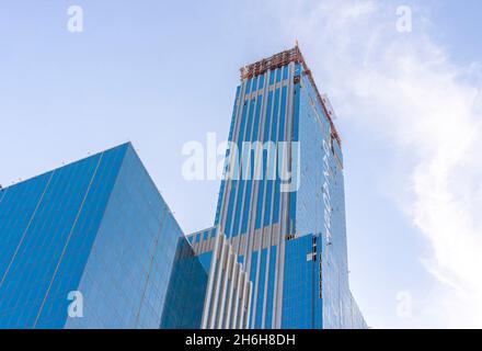 Qazaqstan, das höchste Gebäude in Zentralasien in einem gemischten Gebäudekomplex Abu-Dabi plaza in nur-Sultan, Kasachstan. Wolkenkratzer in Entwicklung. Stockfoto