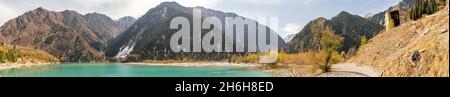 The panoramic Autumn view of Issyk Lake surrounded by Tien-Shan mountains, South Kazakhstan, Central Asia Stockfoto