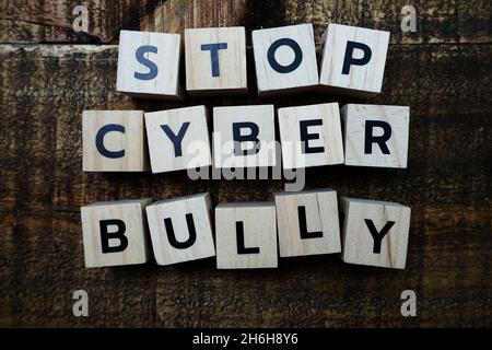 Stoppen Sie Cyber Bully Buchstaben auf Holzhintergrund Stockfoto