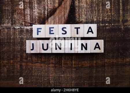 Festa Junina Alphabet-Buchstabe auf Holzhintergrund Stockfoto