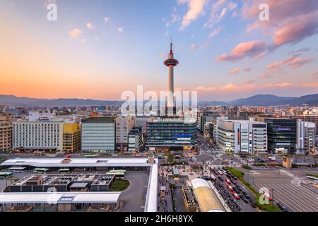 Kyoto, Japan Stadtbild am Kyoto Tower in der Abenddämmerung. Stockfoto