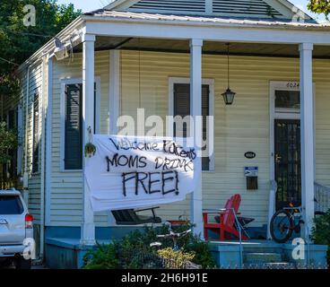 NEW ORLEANS, LA, USA - 13. NOVEMBER 2021: „Welcome parents Moms Drink for Free“-Zeichen auf dem Uptown-Haus während der Heimkehr der Tulane University Stockfoto