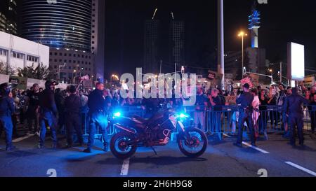 Die Polizei wacht am 13. November 2021 in Tel Aviv, Israel, über die Demonstration von Anti-vax-Demonstranten gegen die erzwungene Covid-Impfung und die Green Pass-Regeln. Ein Gremium von medizinischen Experten des israelischen Gesundheitsministeriums hat kürzlich in einer geheimen Abstimmung für einen COVID-Impfstoff für Kinder gestimmt. Stockfoto