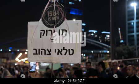 Ein israelischer Anti-vax-Protestler hält während einer Demonstration gegen die erzwungene Covid-Impfung und die Green-Pass-Regeln am 13. November ein Schild mit der Aufschrift „Grüner Pass ist ein gelber Fleck“ (Verweis auf den gelben Fleck mit dem Davidstern, der vom Nazi-Regime für das jüdische Volk obligatorisch gemacht wurde) hoch. 2021 in Tel Aviv, Israel. Ein Gremium von medizinischen Experten des israelischen Gesundheitsministeriums hat kürzlich in einer geheimen Abstimmung für einen COVID-Impfstoff für Kinder gestimmt. Stockfoto