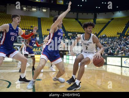 Williamsburg, VA, USA. November 2021. 20211112 - Matt ROGERS (15) und Lincoln BALL (4), ein Wächter der American University, zwingen William und Mary Julian LEWIS (2), sein Dribbeln in der ersten Hälfte in der Kaplan Arena in Williamsburg, Virginia, umzukehren. (Foto: © Chuck Myers/ZUMA Press Wire) Stockfoto