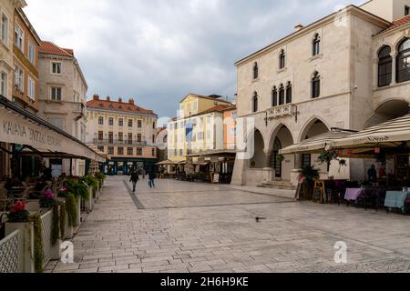 Split, Kroatien - 12. November 2021: Alte Gebäude im historischen Stadtzentrum von Split mit bewölktem Himmel Stockfoto