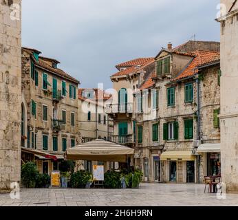 Split, Kroatien - 12. November 2021: Blick auf den Obstplatz oder den Radischen Platz Trg Brace im historischen Stadtzentrum von Split Stockfoto