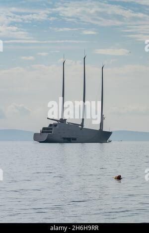 Split, Kroatien - 12. November 2021: Blick auf die futuristische Luxus-Segelyacht A an der Adriaküste bei Split Stockfoto