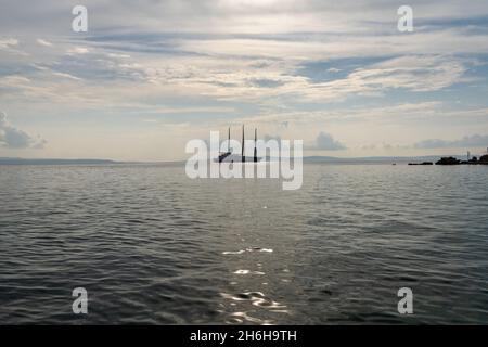 Split, Kroatien - 12. November 2021: Blick auf die futuristische Luxus-Segelyacht A an der Adriaküste bei Split Stockfoto