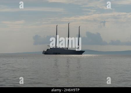 Split, Kroatien - 12. November 2021: Blick auf die futuristische Luxus-Segelyacht A an der Adriaküste bei Split Stockfoto