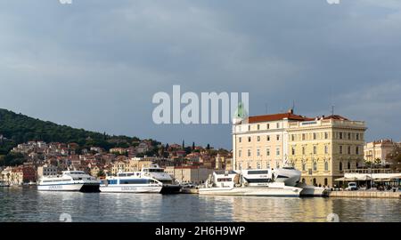 Split, Kroatien - 12. November 2021: Hafen und Hafenpromenade in der Innenstadt von Split mit mehreren Fähren, die an den Hafenmauern festgemacht sind Stockfoto