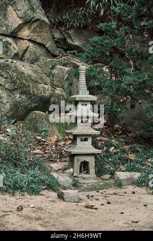 Dekorative Laterne im Japanischen Garten des Maymont Estate in Richmont, VA. Stockfoto