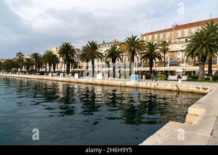 Split, Kroatien - 12. November 2021: Hafen und Hafen in der Innenstadt von Split Stockfoto