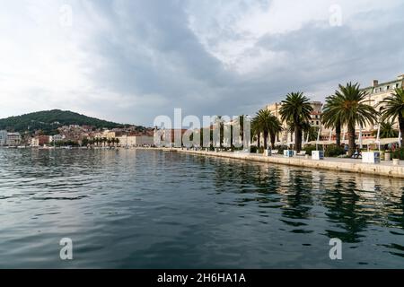 Split, Kroatien - 12. November 2021: Hafen und Hafen in der Innenstadt von Split Stockfoto