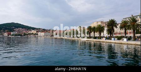 Split, Kroatien - 12. November 2021: Hafen und Hafen in der Innenstadt von Split Stockfoto