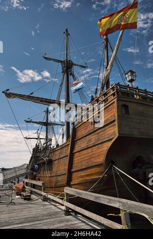 NAO Santa Maria ist eine Nachbildung des Schiffes von Christoph Kolumbus aus dem 15. Jahrhundert. Es wird hier gesehen, angedockt in Ocean City, MD im Sommer 2021. Stockfoto