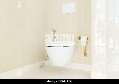 Wandtoilette im Toilettenraum mit Keramikfliesen-Design Stockfoto