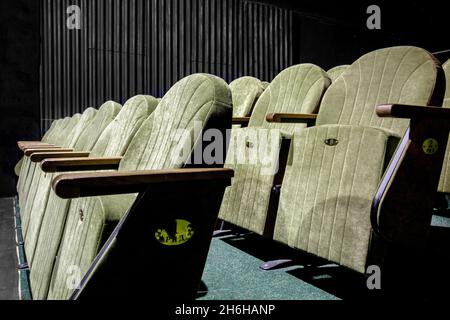 Bild von grünen Samtstühlen im Auditorium Stockfoto