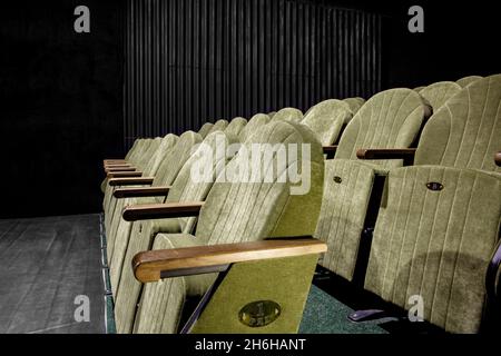 Bild von grünen Samtstühlen im Auditorium Stockfoto