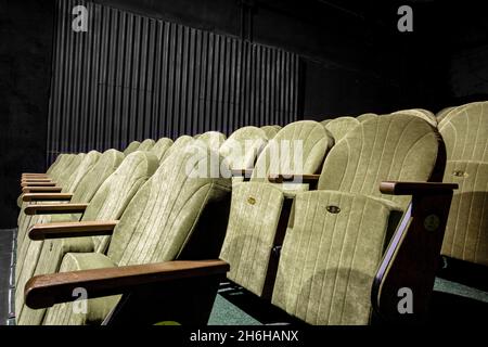 Bild von grünen Samtstühlen im Auditorium Stockfoto