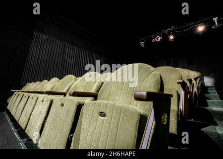 Bild von grünen Samtstühlen im Auditorium Stockfoto